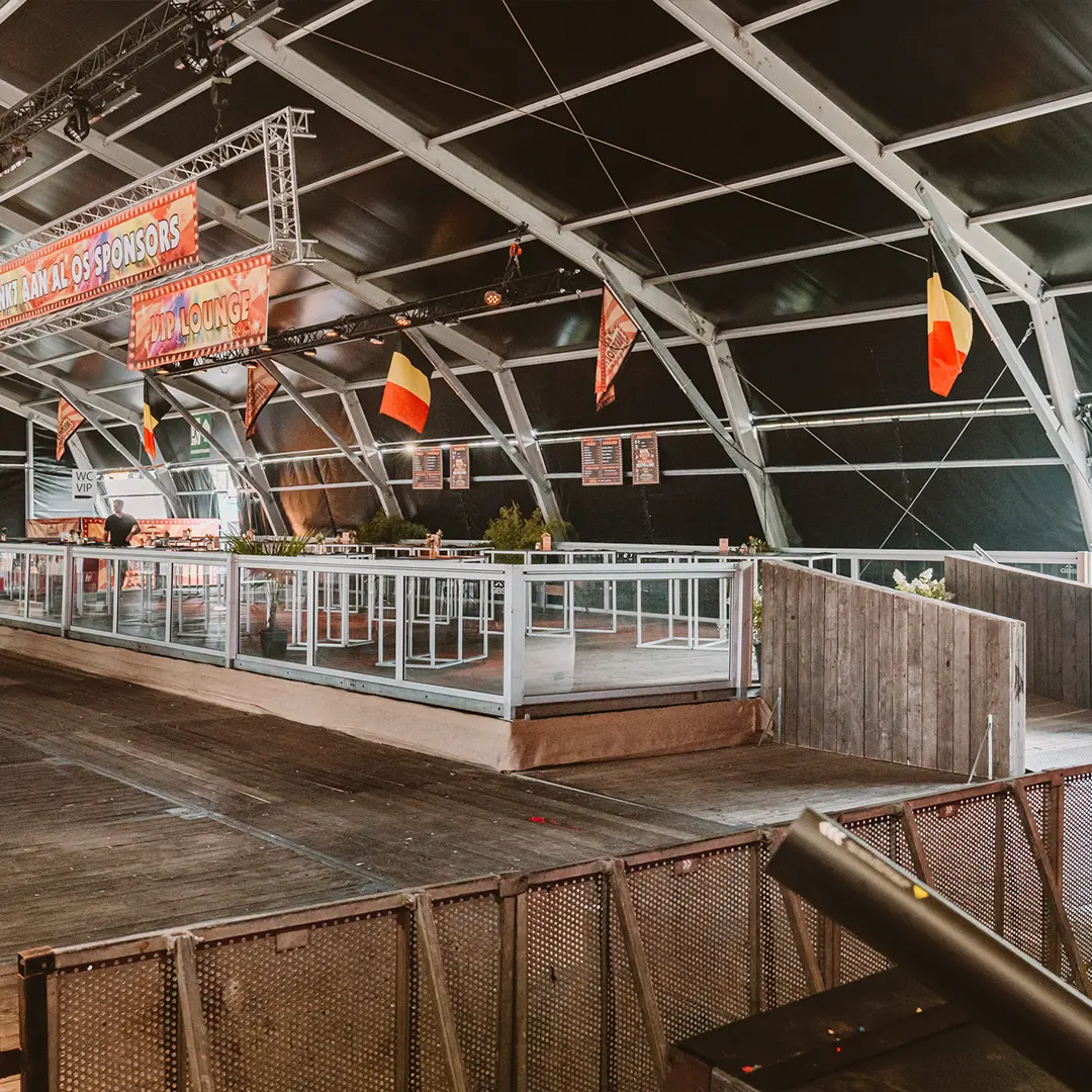 Kermis Neeroeteren laat grote constructie plaatsen door GBS Tenten